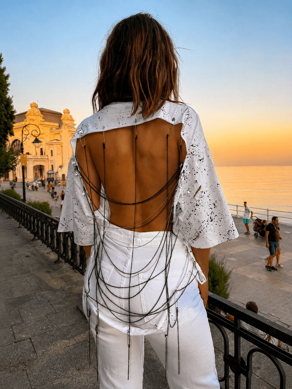 Tricou decupat accesorizat manual - Allabout_painting