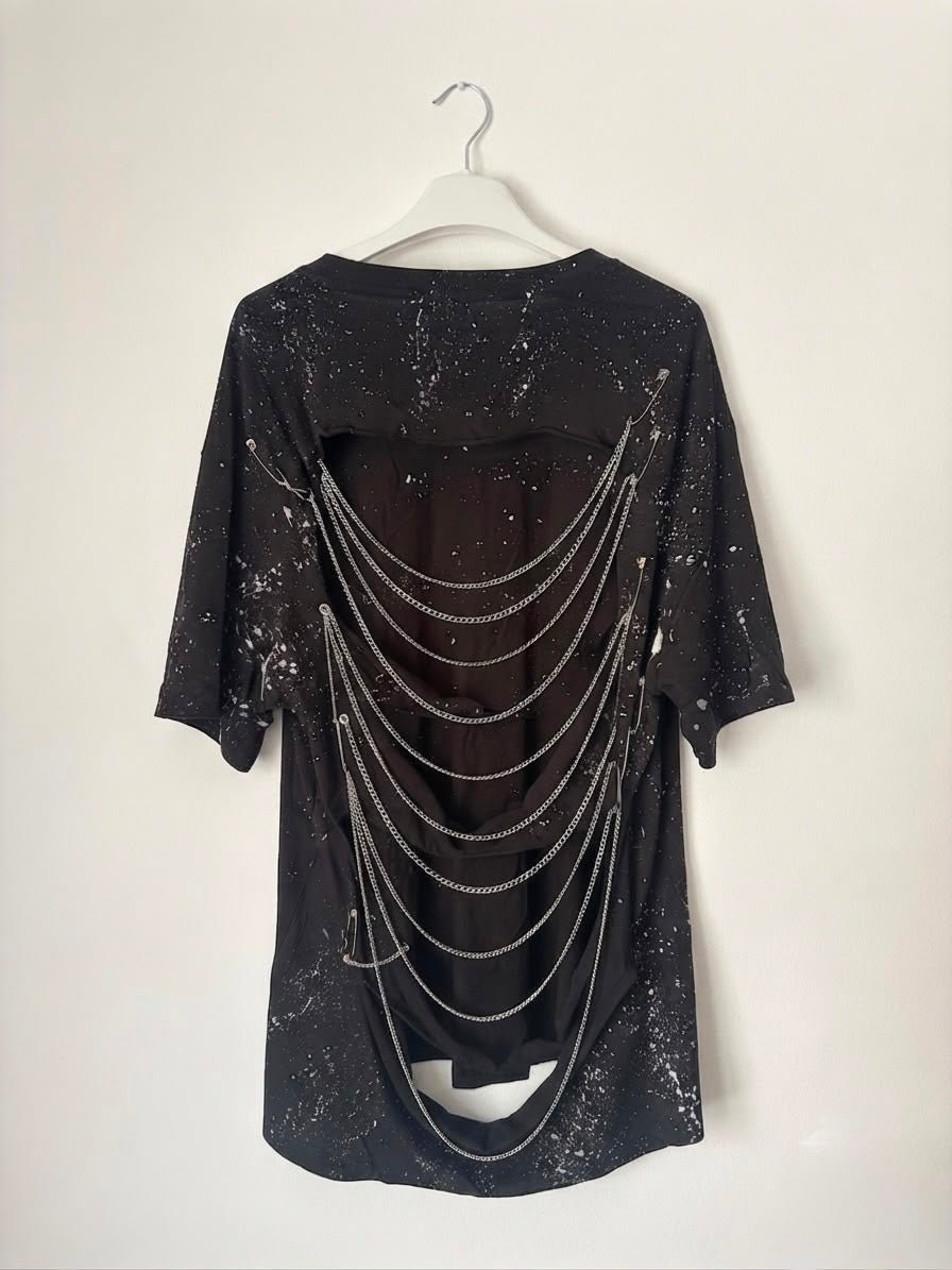 Tricou oversize pictat cu lanțuri și decupaj pe spate - Allabout_painting
