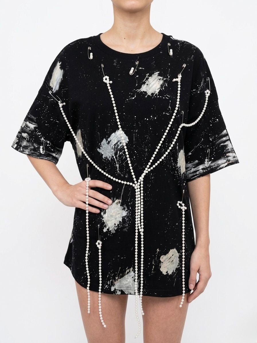 Tricou pictat manual accesorizat cu ace și perle - Allabout_painting