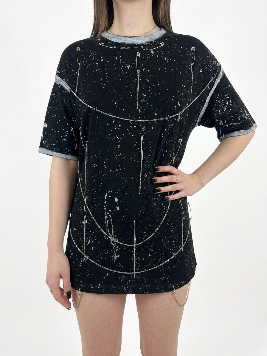 Tricou pictat si accesorizat cu lanțuri și ace - Allabout_painting