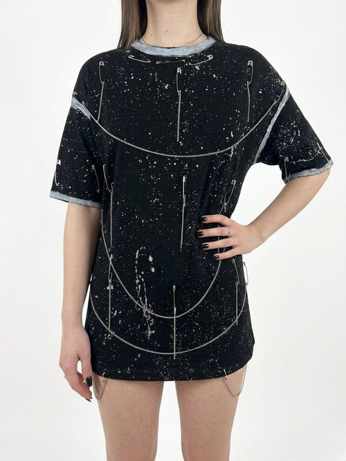 Tricou pictat si accesorizat cu lanțuri și ace - Allabout_painting