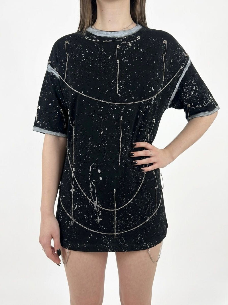 Tricou pictat si accesorizat cu lanțuri și ace - Allabout_painting