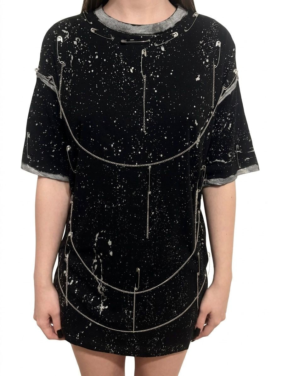 Tricou pictat si accesorizat cu lanțuri și ace - Allabout_painting