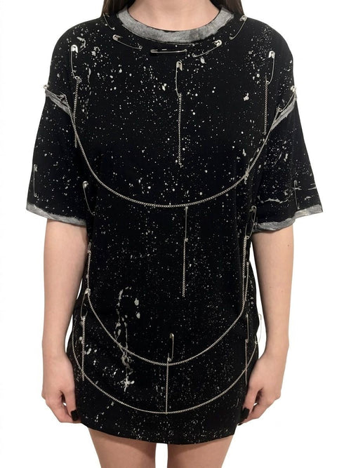 Tricou pictat si accesorizat cu lanțuri și ace - Allabout_painting